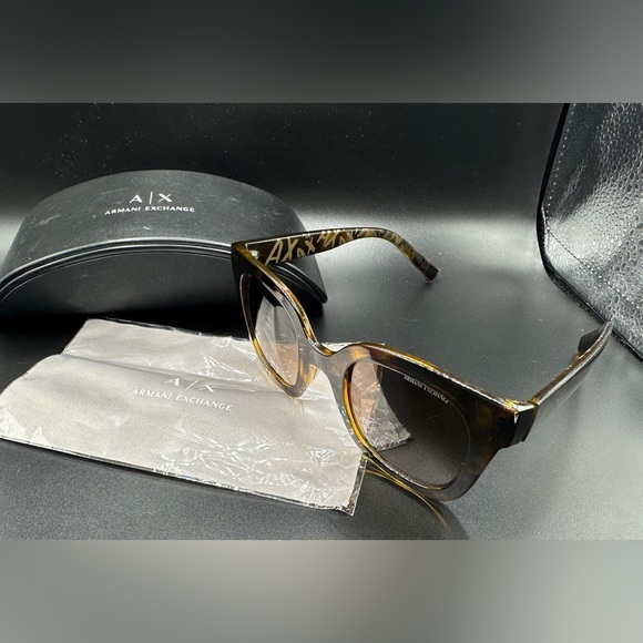 Armani Exchange Sunglass with holder and wipes. - Picture 3 of 7